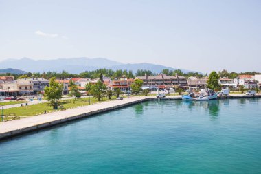 Keramoti 'nin panoramik manzarası, küçük bir kasaba ve Yunanistan limanı. Deniz Burnu. Güzel mavi su ve gökyüzü. Yaz günü. Seyahat tatili. 