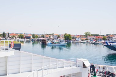 Yaz seyahati istikameti. Yunanistan 'ın Keramoti adası Thassos limanındaki yolcu feribotu. Feribottan görünüm. 