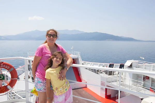 Happy Family Portrait Ferryboat Mother Daughter Summer Travel Vacation — ストック写真