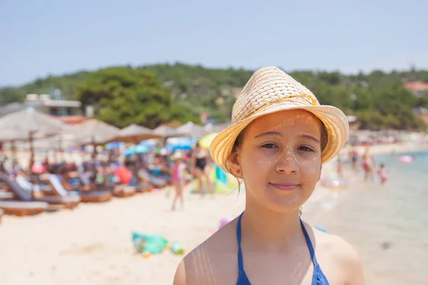 Tatildeyken Kumsalda Şapkası Olan Gülümseyen Bir Kızın Yaz Portresi — Stok fotoğraf