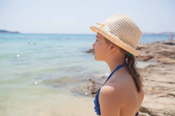 Summer Holiday Travel Portrait Child Girl Straw Hat Looking Seascape — Zdjęcie stockowe