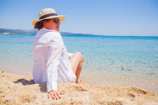 Happy Woman White Shirt Hat Relaxing Sand Beach Enjoying Sea — Zdjęcie stockowe