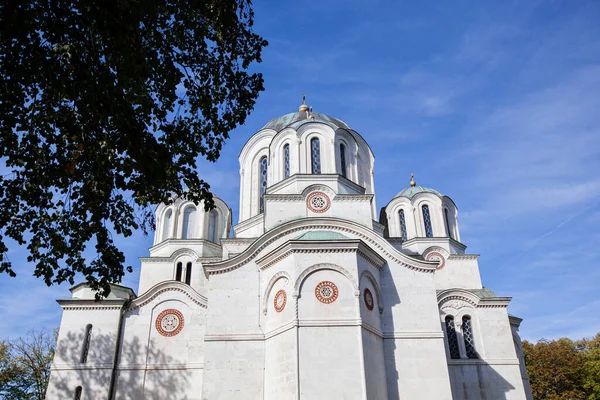 塞尔维亚东正教 塞尔维亚托波拉Oplenac的圣乔治教堂 塞尔维亚王族的陵墓 美丽的秋日 万里无云的蓝天 外部视图 宗教旅行目的地 — 图库照片