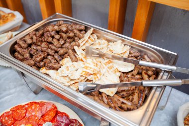 Lezzetli ızgara karışık et. Kutlamada Restoran Masasında Etkinlik Yemeği Servisi.