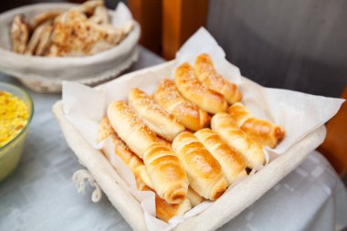 Restoran etkinlik masasında, açık büfede lezzetli hamur işleri servis edilir..