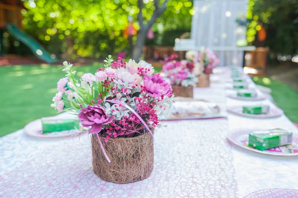 Gartenparty Dekoration Zum Feiern Geburtstag Oder Hochzeit Bunte Blumen Strauß — Stockfoto