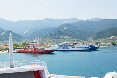 Yaz seyahati istikameti. Yunanistan 'ın Keramoti adası Thassos limanındaki yolcu feribotu. Feribottan görünüm.