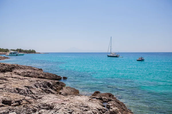 Όμορφη Θαλασσογραφία Ιστιοπλοϊκό Μια Καλοκαιρινή Μέρα Στον Κόλπο Στο Κρυστάλλινο — Φωτογραφία Αρχείου