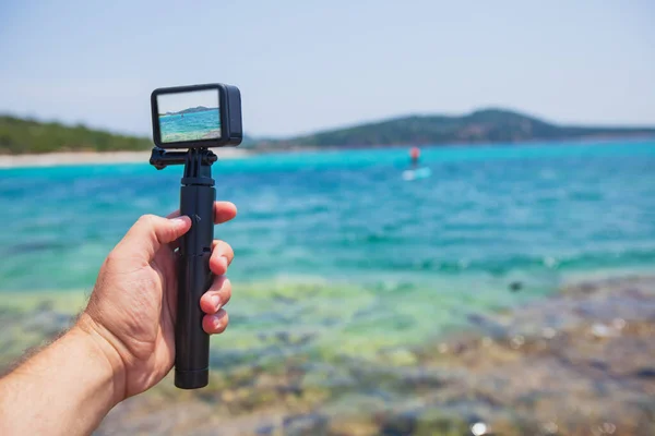 Cámara Mano Masculina Sosteniendo Acción Para Tomar Imágenes Paisaje Marino —  Fotos de Stock