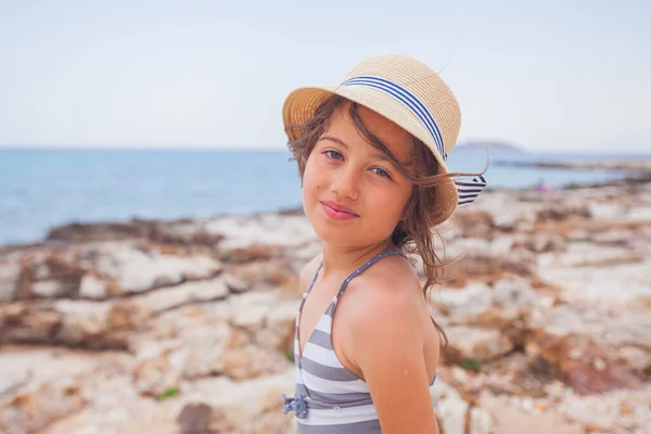 Verão Sorrindo Retrato Menina Com Chapéu Palha Costa Das Rochas — Fotografia de Stock