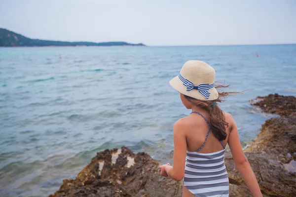 Verão Sorrindo Retrato Menina Com Chapéu Palha Costa Das Rochas — Fotografia de Stock