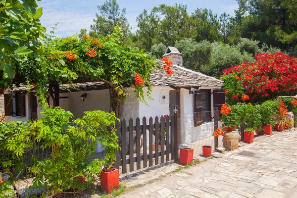 Traditionellt Grekiskt Stenhus Med Blomsterträdgård Grekiska Thassos Begreppet Semesterresor — Stockfoto
