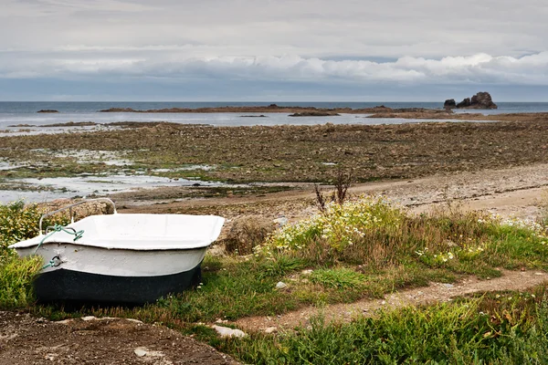 Normandy, Fransa için düşük tide at tekne — Stok fotoğraf