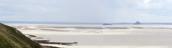 Nad zatoką Mont saint michel w czasie odpływu z opactwa silhouetteat th — Zdjęcie stockowe