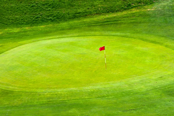 ゴルフグリーンの赤い旗 — ストック写真