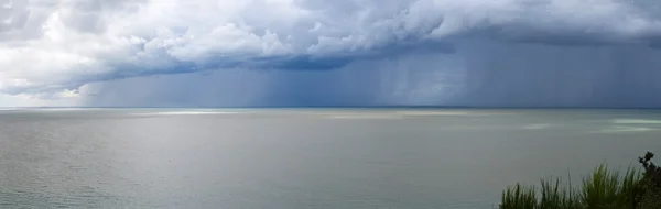 Gewitterwolken über dem Meerpanorama — Stockfoto