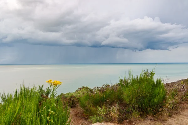 Storm wolken boven de zee — Stockfoto