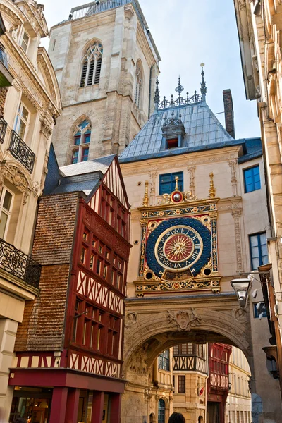 Hrázděné domy a velké hodiny rouen, Normandie, Francie — Stock fotografie