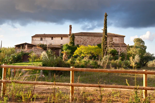 Типова каталонська країни фермерському будинку — стокове фото