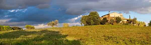 Framland en Catalaanse boerderij panorama met storm nadert — Stockfoto