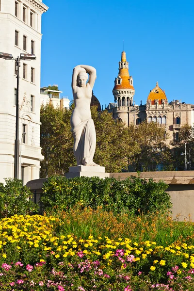 Estátua pública e flores em Placa Catalunya, Barcelona — Fotografia de Stock