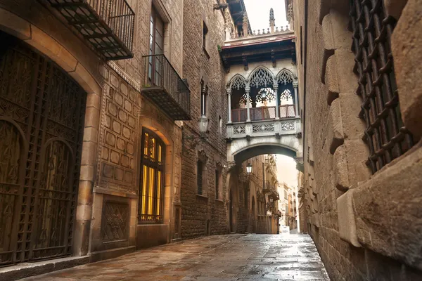 Barcelona Bairro gótico, Carrer del Bisbe Fotos De Bancos De Imagens Sem Royalties