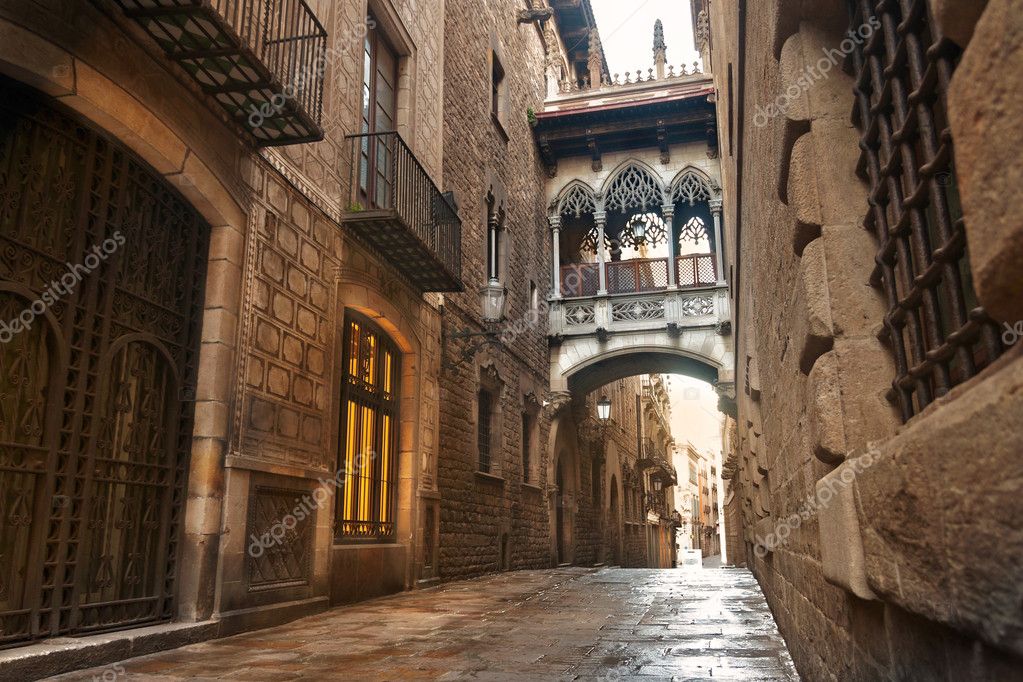 BarcelonaGotische wijk, carrer del bisbe — Stockfoto © peresanz 14714561