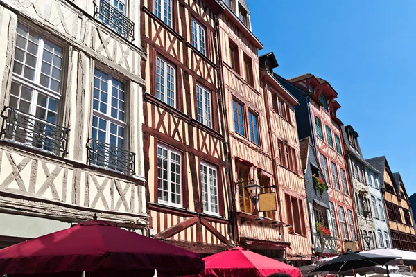 Casas con entramado de madera en Rouen, Normandía, Francia — Foto de Stock