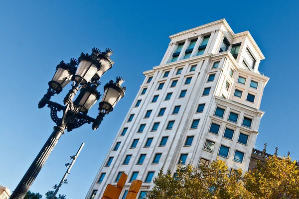 Типичный фонарь и модернистская башня в Барселоне — стоковое фото