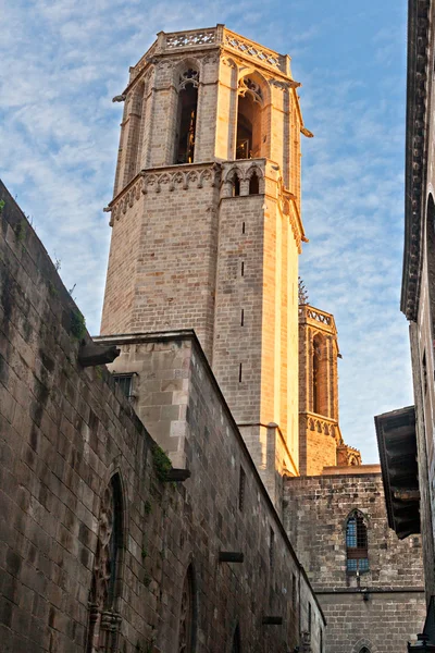 Toren van santa eulalia kathedraal in barcelona — Stockfoto