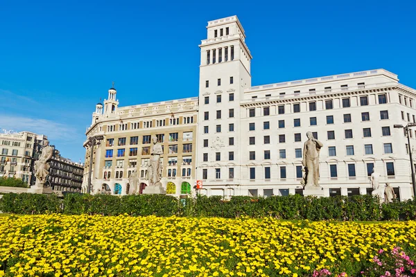 Buildings and FLowers at Placa Catalunya, Barcelona — Stock Photo, Image