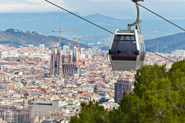 Cablecar в Барселоне с городом на заднем плане — стоковое фото