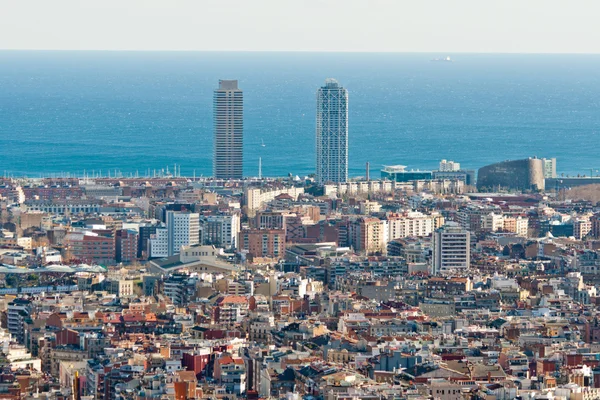 Vista aérea de Barcelona mostrando prominentes torres gemelas —  Fotos de Stock