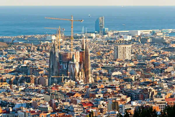 BARCELONA - 10 de julio: Vista aérea de la Sagrada Familia, Antoni — Foto de Stock