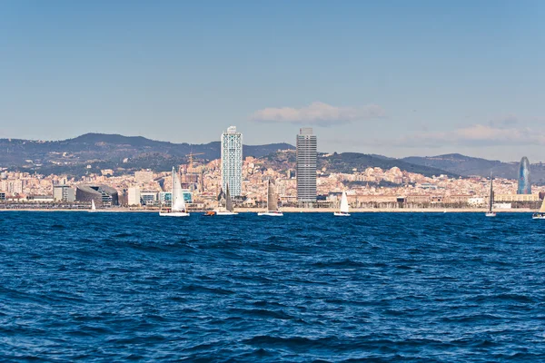 Navigare a Barcellona con la città sullo sfondo — Foto Stock