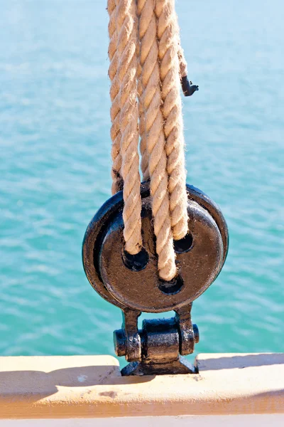 Ancient wooden sailboat deadeye and ropes detail — Stock Photo, Image