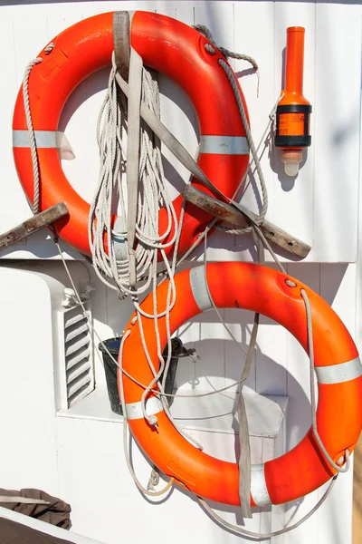 Лайф Буй на вітрильному судні — стокове фото