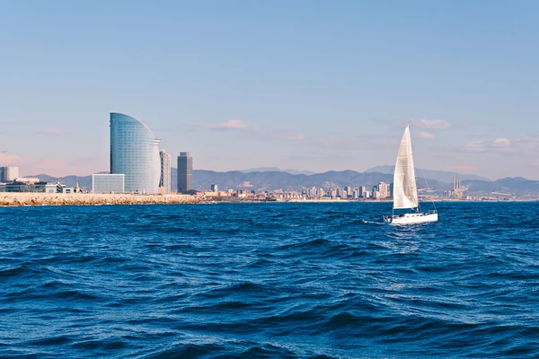 Navegar en Barcelona con la ciudad al fondo —  Fotos de Stock