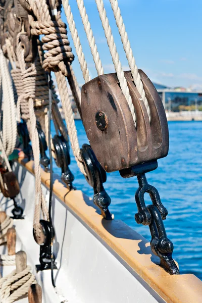 Antico legno barca a vela puleggia e corde dettaglio — Foto Stock