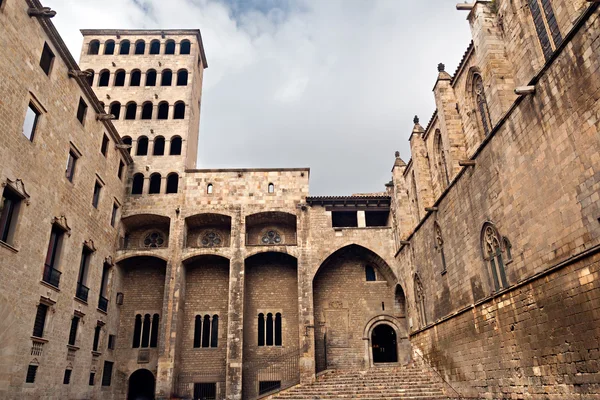 Palau Reial Major на площади Пласа дель Рай в Барселоне — стоковое фото