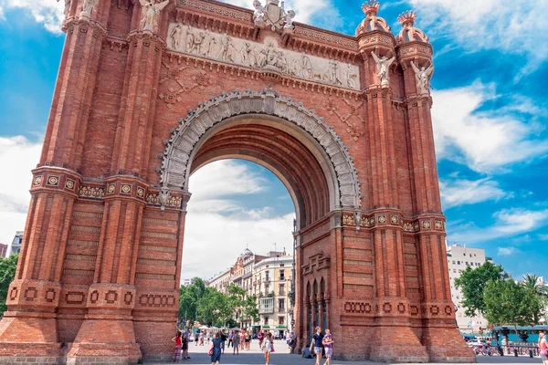 БАРСЕЛОНА, Испания - 21 июля: Триумфальная арка была построена для 1888 года — стоковое фото