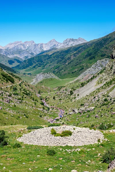 Urgeschichtlicher Tumulus in den spanischen Pyrenäen — Stockfoto