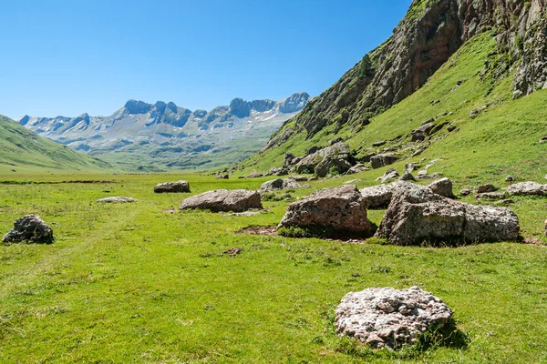 Schöne Aussicht auf das Echotal in den spanischen Pyrenäen — Stockfoto