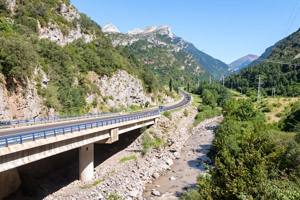 Weg oversteken van de Spaanse Pyreneeën — Stockfoto