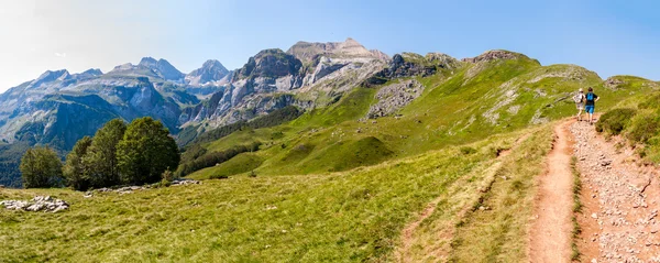 İspanyol Pirenelerde trekking — Stok fotoğraf