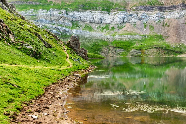 Refleksje nad jeziorem asnos w panticosa, hiszpańskich Pirenejów — Zdjęcie stockowe