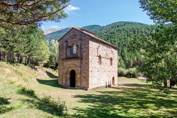 Romanische Kirche in den spanischen Pyrenäen — Stockfoto