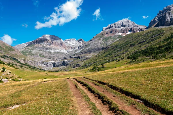 Chemin le long des hautes montagnes dans les Pyrénées espagnoles — Photo