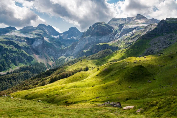 Nuages dramatiques sur les Pyrénées françaises — Photo