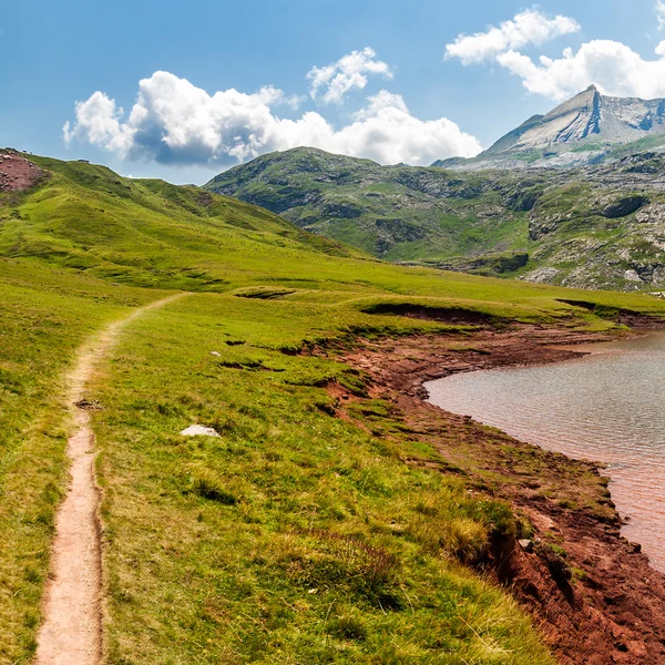 Путь вдоль озера Эстанес в испанских Пиренеях — стоковое фото